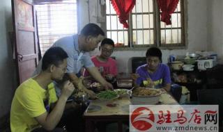 老人提供两张床让考生午休 老人提供两张床让考生午休