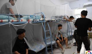 老人提供两张床让考生午休 老人提供两张床让考生午休